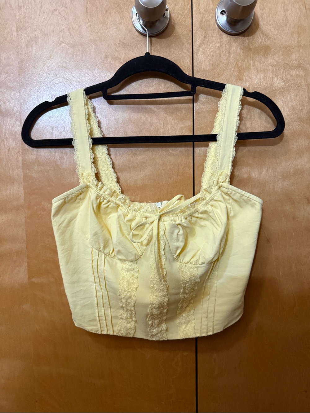 IRIS Beautiful Pale Yellow Lace-Trim Cropped Camisole. So flattering!